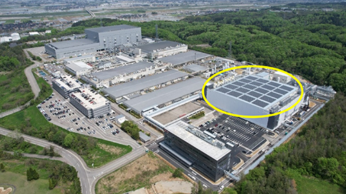 新製造棟屋上の太陽光発電パネル(丸枠内)